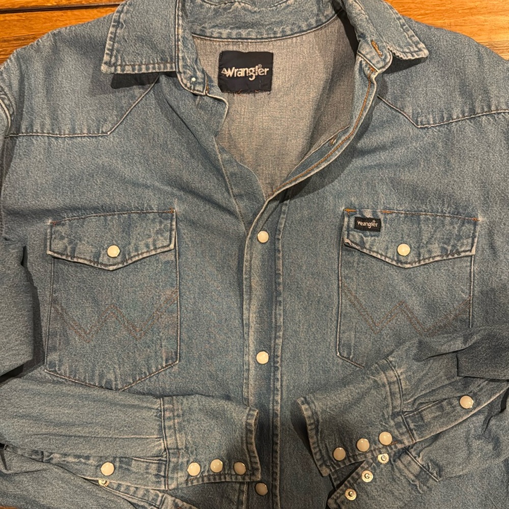 Vintage pearl snap wrangler denim shirt